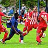 Der SC Pfullendorf (blaues Trikot) hat sich vom SC Konstanz-Wollmatingen nicht aufhalten lassen und gewann das Verbandsligaderby am Ende ...