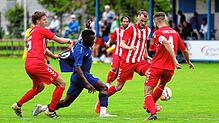 Der SC Pfullendorf (blaues Trikot) hat sich vom SC Konstanz-Wollmatingen nicht aufhalten lassen und gewann das Verbandsligaderby am Ende ...