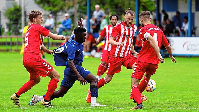 Der SC Pfullendorf (blaues Trikot) hat sich vom SC Konstanz-Wollmatingen nicht aufhalten lassen und gewann das Verbandsligaderby am Ende ...