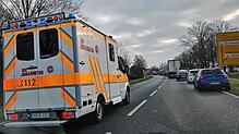 Der Rettungswagen auf dem Weg zur Unfallstelle in Immenstaad.