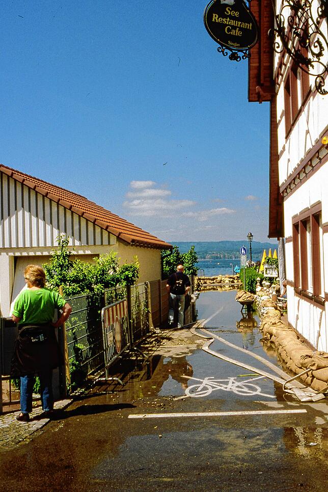 Bild 25: Archivfotos vom Hochwasser 1999: Reichenau vom Festland abgeschnitten