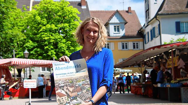 Mittwochs sorgt der Wochenmarkt für buntes Treiben auf dem Marktplatz, ab dem 20. Juni wird der Abendmarkt donnertags zum weiteren ...