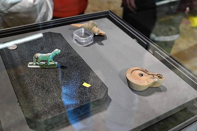Die Öllampe (rechts), das Goldplättchen und der Bronze-Panther gehören bisher zu den speziellen Funden in der „Schürmatt“.