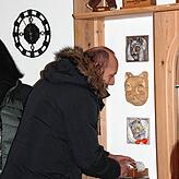 Durch das Drehen der Kurbel an der kleinen Spieluhr lässt Teilnehmer Ulrich Lipp den Katzenmarsch erklingen.