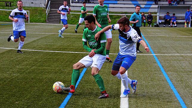 Der Bräunlinger Raphael Emminger schirmt den Ball ab vor dem Tennenbronner Manuel Hilser. Der FV Tennenbronn feierte gegen die ...