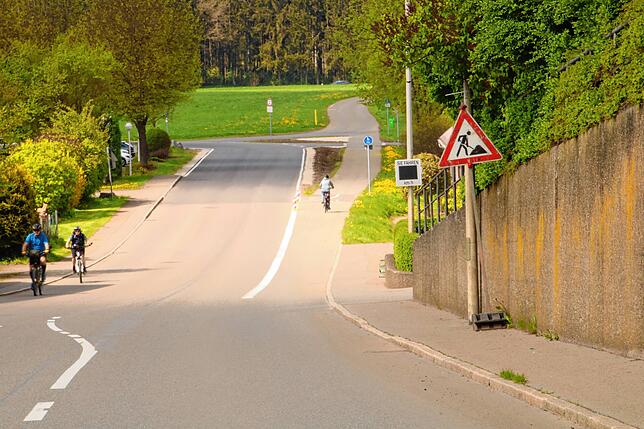 Mit dem Umbau soll es auch durchgehende Geh- und Radwege geben. Dafür aber eine engere Straßenfahrbahn.