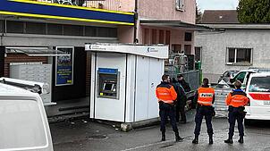 Am 22. Dezember 2022 herrscht Ausnahmezustand in einem Vorort von Winterthur: Nach einer Geldautomatensprengung in Hettlingen sind ...