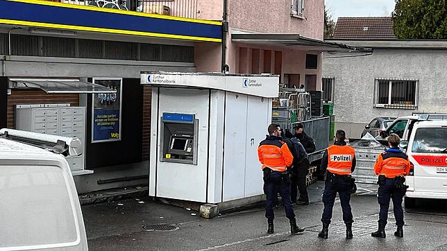Am 22. Dezember 2022 herrscht Ausnahmezustand in einem Vorort von Winterthur: Nach einer Geldautomatensprengung in Hettlingen sind ...