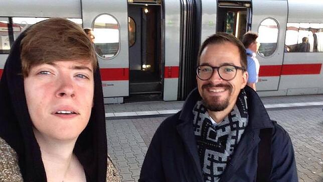 Patrick (links) und Alexander Gambin aus Villingen vor einem ICE-Zug. Das Handy-Bild entstand bei ihrer Reise zum DSDS-Casting in Köln.