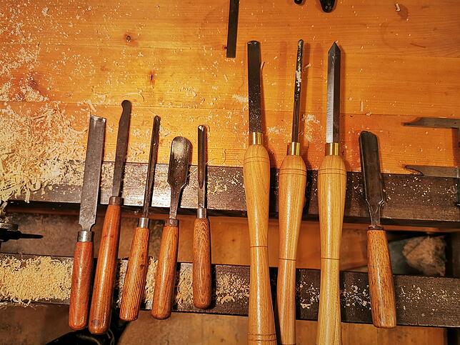 Bild 4: Da braucht&lsquo;s Gefühl für das Material: Der Markdorfer Andreas Beck drechselt aus Holz die Glocken für das Kaujohlegschell