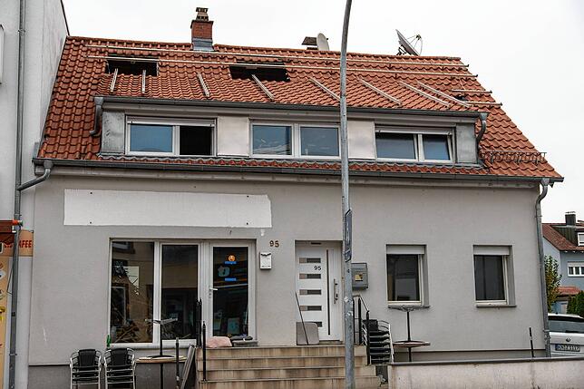 Zwei große Löcher klaffen im Dach des Hauses. Im Inneren befindet sich hauptsächlich Schutt. Herbert Weber findet das ...
