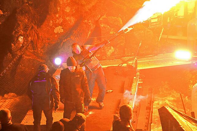 Bild 17: Wie ein Feuerkünstler den Triberger Wasserfall in ein Flammenmeer verwandelt