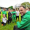 Jérôme Ernsberger mit einigen Kindern seiner Trainingsgruppe.