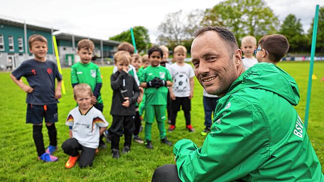 Jérôme Ernsberger mit einigen Kindern seiner Trainingsgruppe.