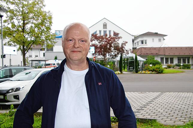 Bürgermeisterkandidat Rainer Beel vor dem Stockacher Krankenhaus.