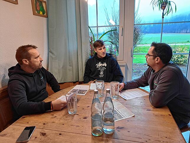 Beim Gespräch mit SÜDKURIER-Volontär Marvin Nagel (Mitte) erläutern Rascher und Sonntag (rechts) ihre Sicht der Geschehnisse in Biberach.