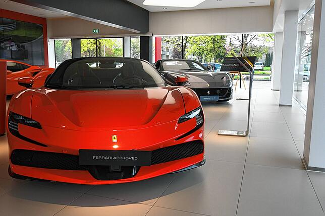 Ein Traum in Rot: Blick in das Autohaus für edle Sportwagen von Ferrari.