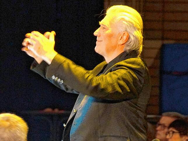 Musikdirektor Helmut Hubov leitete die Orchestermusiker des Sinfonischen Blasorchesters Stockach und der Stadtharmonie Winterthur-Töss, ...