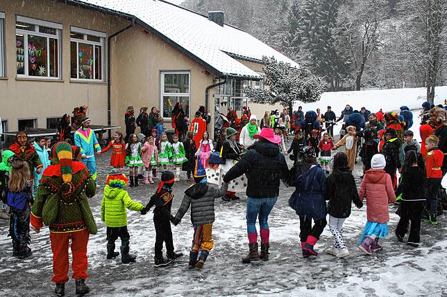 Nachdem die Schulkinder in Todtmoos aus ihren Klassenzimmern befreit waren, tanzen sie gemeinsam mit den Narren auf dem Schulhof.
