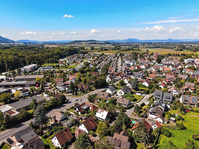 Moos von oben, im Hintergrund der Hegau. Im Ort ist die Zahl der Corona-Infizierten innerhalb kurzer Zeit stark gestiegen.