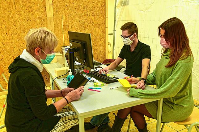 Patricia Haas-Meusel gehörte zu den ersten, die am ersten Öffnungstag des Impfstützpunktes im Schwarzwald-Baar-Center ihre ...