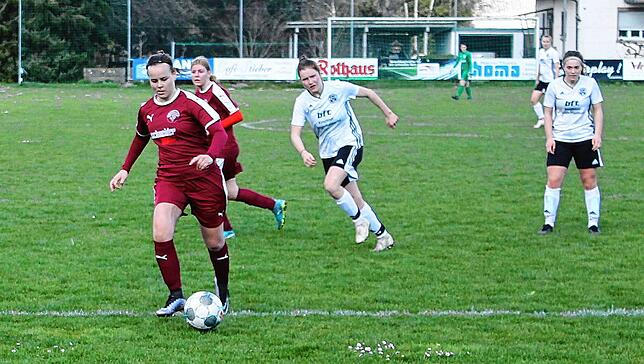 Bild 10: FC Hochrhein wehrt sich tapfer beim 1:2 gegen Spitzenreiter SV Deggenhausertal &ndash; wir haben Bilder!