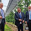 Ministerpräsident Winfried Kretschmann, Obstbauer Hubert Bernhard und Professor Andreas Bett vom Fraunhofer-Institut weihen die ...