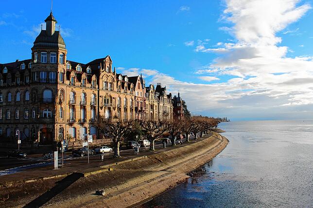 Der östliche Teil der Seestraße, eine der schönsten Häuserzeilen von Konstanz.