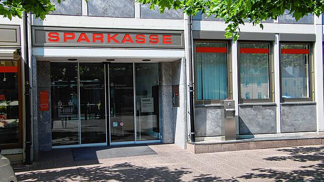 Die Sparkassenfiliale am Marktplatz könnte bald Geschichte sein, denn die Bank will den Standort schließen. Um die Sparkasse dennoch in ...