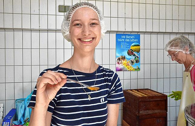 Gibt es Besseres? Lisa Gretscher darf den frisch geschleuderten Honig probieren.