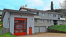 Rechts neben der vorhandenen Feuerwehrgarage in Neukirch soll durch Umbau eine zweite Garage für den neuen Mannschaftstransportwagen ...