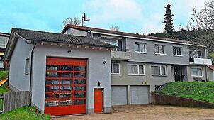 Rechts neben der vorhandenen Feuerwehrgarage in Neukirch soll durch Umbau eine zweite Garage für den neuen Mannschaftstransportwagen ...