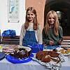 Marlena (links) und Clara Emmerich verkauften beim Naturtag selbstgebackene Kuchen zugunsten des Waldshuter Wildgeheges.