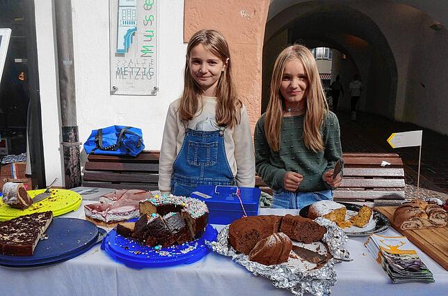 Marlena (links) und Clara Emmerich verkauften beim Naturtag selbstgebackene Kuchen zugunsten des Waldshuter Wildgeheges.
