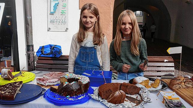 Marlena (links) und Clara Emmerich verkauften beim Naturtag selbstgebackene Kuchen zugunsten des Waldshuter Wildgeheges.