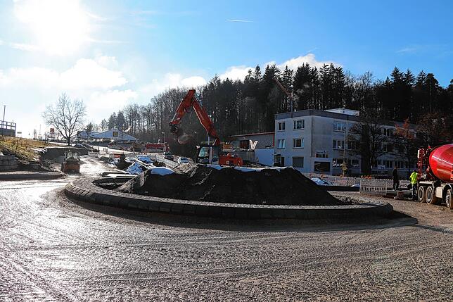 Der Asphalteinbau verschiebt sich wegen des Wetters um einige Tage. &bdquo;Sollten die Temperaturen wieder ansteigen, ist geplant, die ...