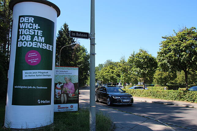 An der Litfaßsäule an der Zufahrt zum Klinik Friedrichshafen wirbt das Helios-Klinikum um Pflegekräfte.