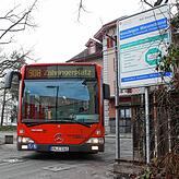 Der Bus 908 beim Durchfahren der Grenze zwischen Kreuzlingen und Konstanz beim Lago. Die grenzüberschreitende Linie wird betrieben von ...
