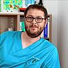 Hausarzt Marc Nargel an seinem Schreibtisch im Gesundheitszentrum Egelsee in Hohenfels. Dort wurden die Sprechzeiten reduziert, da er ...