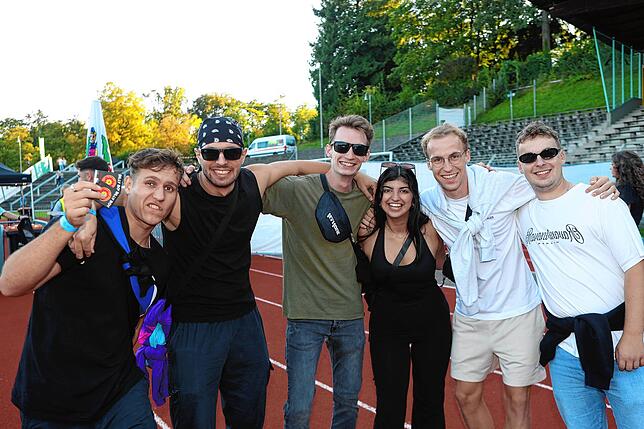 Bild 18: Konstanz: Wummernde Bässe, lässige Outfits und eine gute Zeit: Festival startet im Bodensee-Stadion
