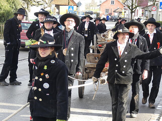 Bild 6: Fasnacht in Bermatingen: 100. Narrenbaum und 55 Jahre Zimmergilde – Die besten Bilder!