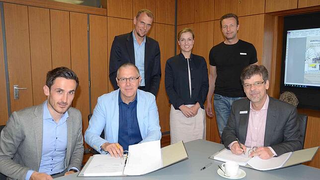 Mario Bischof und Eckehard Schöch vom Generalunternehmen &bdquo;i+RB&ldquo;, Projektmanager Jörn Köster und Rechtsanwältin Lena Wende, ...
