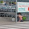 Ein Kind und ein Mann sitzen unter dem Dach des Einkaufswagendepots am Brennet-Areal mit einer Schale mit Kleingeld und hoffen auf ...