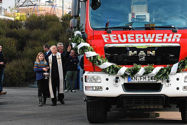 Segen für die Arbeit der Feuerwehr: Pfarrer Hartwig-Michael Benz weiht im Jahr 2011 ein neues Mühlinger Feuerwehrfahrzeug.