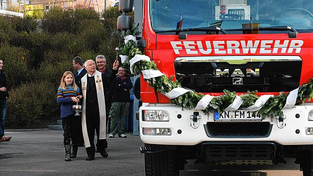 Segen für die Arbeit der Feuerwehr: Pfarrer Hartwig-Michael Benz weiht im Jahr 2011 ein neues Mühlinger Feuerwehrfahrzeug.