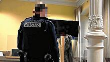 Ein letztes Mal wird der Angeklagte am 16. Februar 2023 in den Schwurgerichtssaal des Landgerichts Ravensburg geführt. An diesem Tag ...