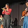 Lena Fischer (von links) und Daniela Schwarz begeistern mit Gesang und Gitarre die Menge.