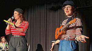 Lena Fischer (von links) und Daniela Schwarz begeistern mit Gesang und Gitarre die Menge.