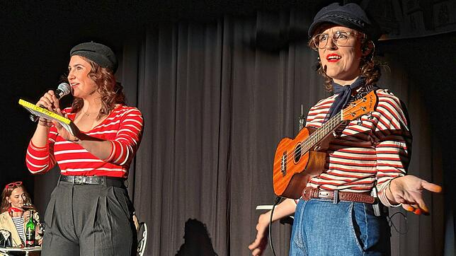 Lena Fischer (von links) und Daniela Schwarz begeistern mit Gesang und Gitarre die Menge.