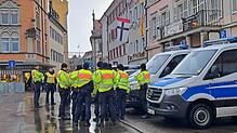 Viele Security-Mitarbeiter und natürlich viele Beamte der Polizei sind am Donnerstag im Einsatz, um die Sicherheit der Feiernden am ...